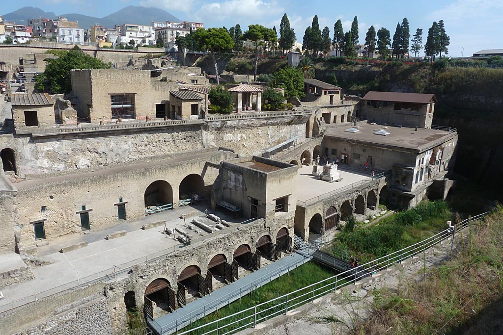 Herculaneum, September 2014. Looking north-east towards the Terrace of Balbus with the arched beachfront openings below.
On the upper right of centre is the “tower” room of the House of Relief of Telephus, and next to it is the roof of the Suburban Baths.
Photo courtesy of Larry Turner.